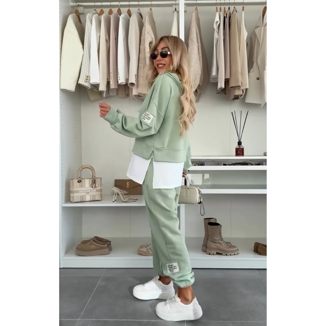 Dana | Completo Sportivo Donna con Dettagli A Maglia