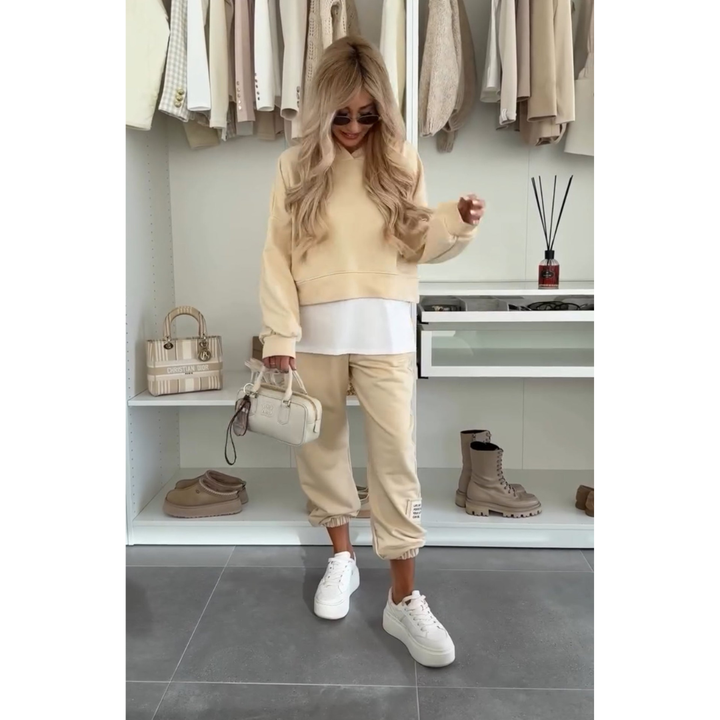 Dana | Completo Sportivo Donna con Dettagli A Maglia