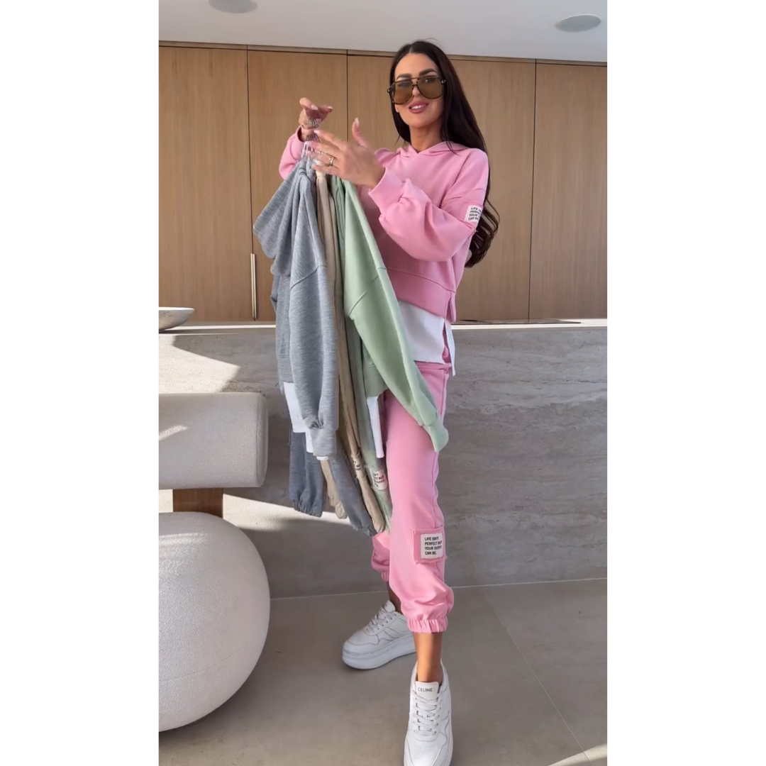 Dana | Completo Sportivo Donna con Dettagli A Maglia